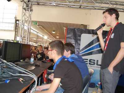 Due giocatori si sfidano all'evento dell'Electronic sport league